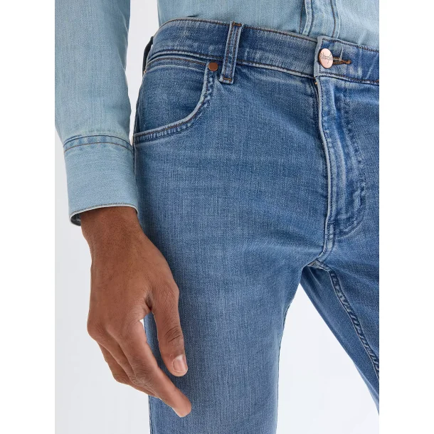 WRANGLER GREENSBORO JEANS (STRETCH) LYSEBL� (EKSTRA BL�D)