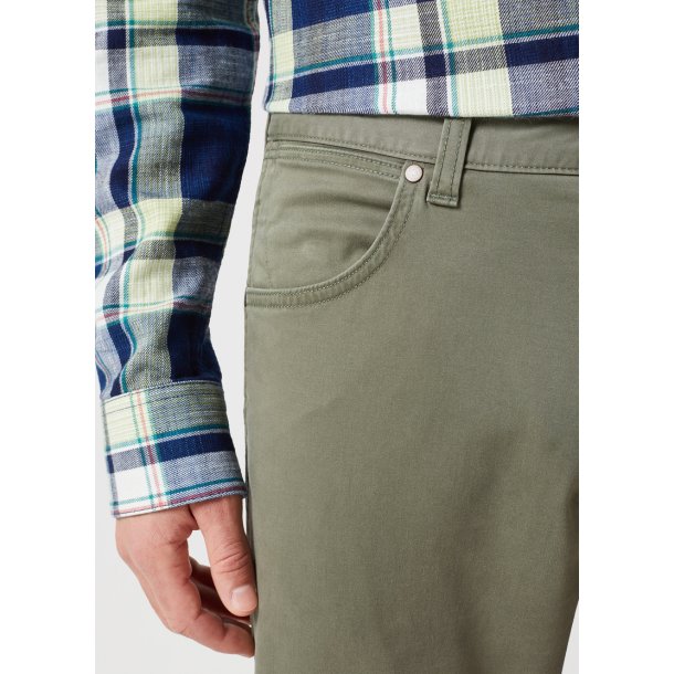 WRANGLER GREENSBORO JEANS STRETCH (SOMMER UDGAVE) DUSTY OLIVEN