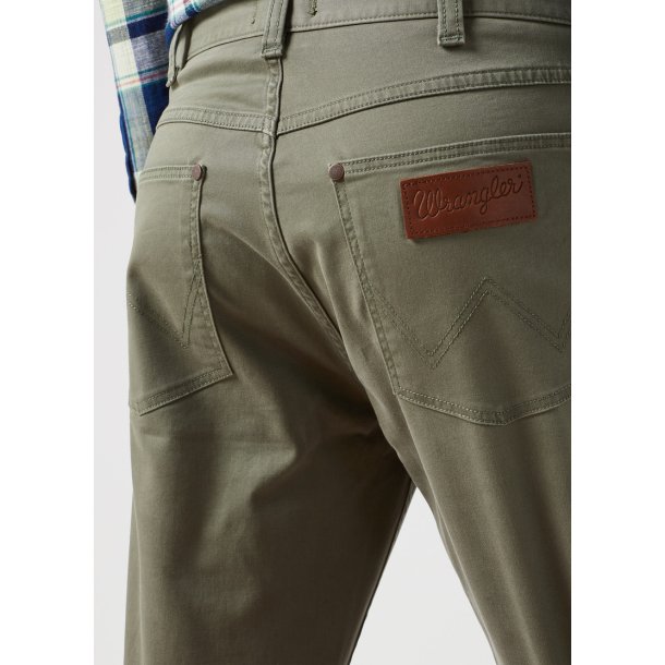 WRANGLER GREENSBORO JEANS STRETCH (SOMMER UDGAVE) DUSTY OLIVEN