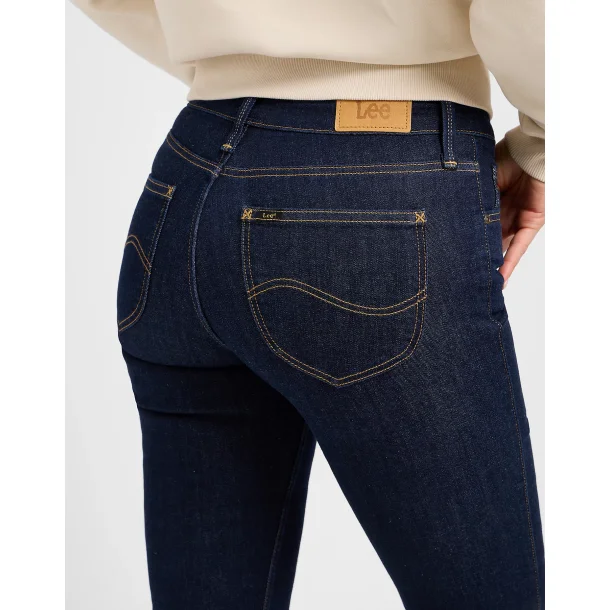 LEE SCARLETT  (MRKEBL)