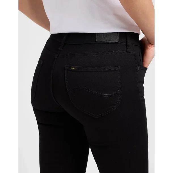 LEE SCARLETT  (SORT)