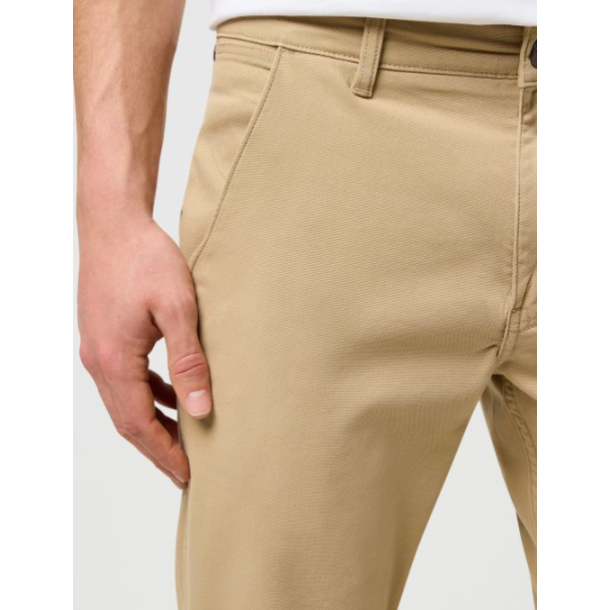 WRANGLER CHINO JEANS (SAND)