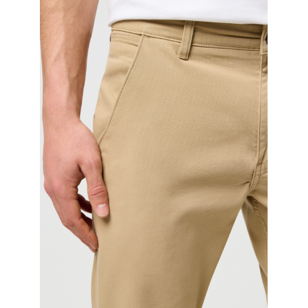 WRANGLER CHINO JEANS (SAND)