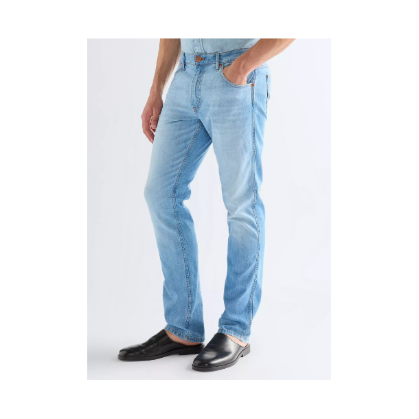 WRANGLER GREENSBORO JEANS (STRETCH) LYSEBL�