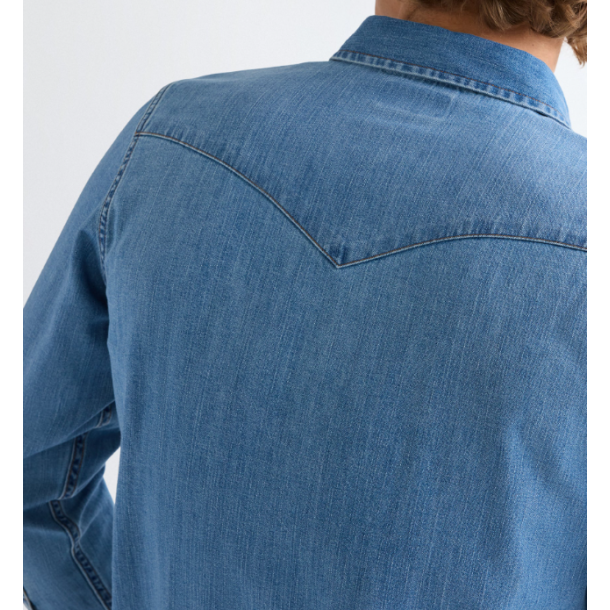 WRANGLER COWBOYSKJORTE (MID LIGHT WASH)