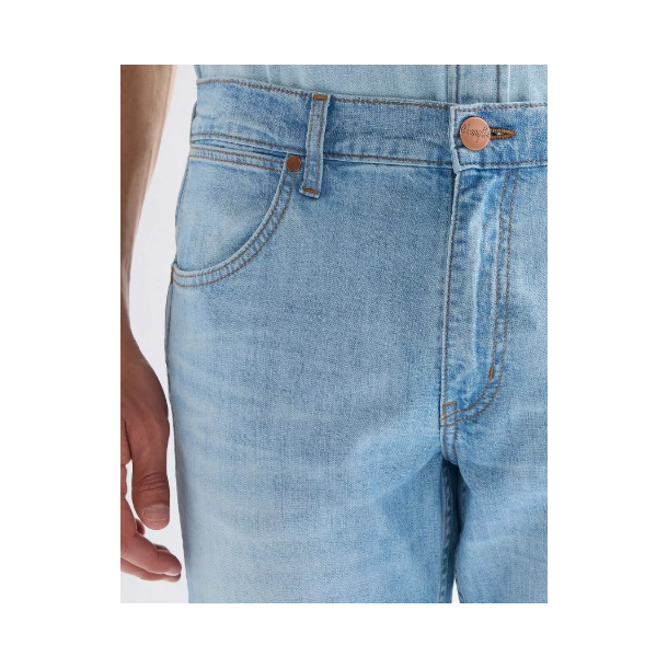 WRANGLER GREENSBORO JEANS (STRETCH) LYSEBL�