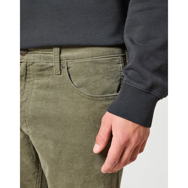 WRANGLER GREENSBORO STRETCH FLJL (DUSTY OLIVEN). (F STR.)