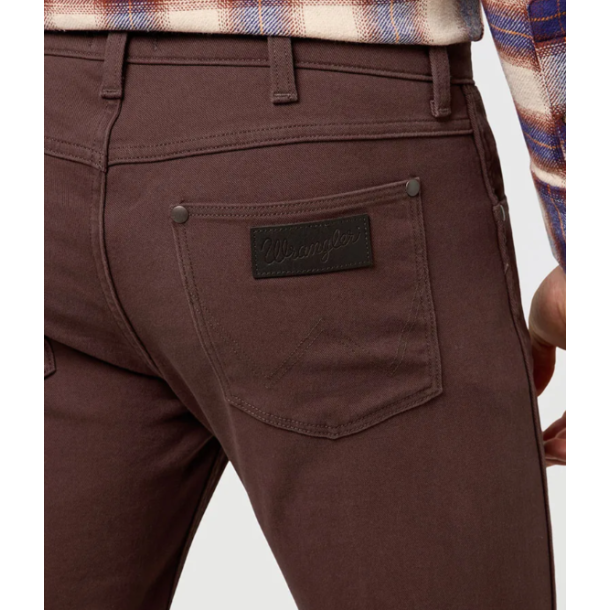 WRANGLER GREENSBORO JEANS STRETCH (VINTERBOMULD) MAHOGANY