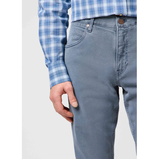 WRANGLER GREENSBORO JEANS STRETCH (SOMMER UDGAVE) DUSTY BLUE (KUN 33/32)