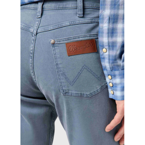 WRANGLER GREENSBORO JEANS STRETCH (SOMMER UDGAVE) DUSTY BLUE (KUN 33/32)