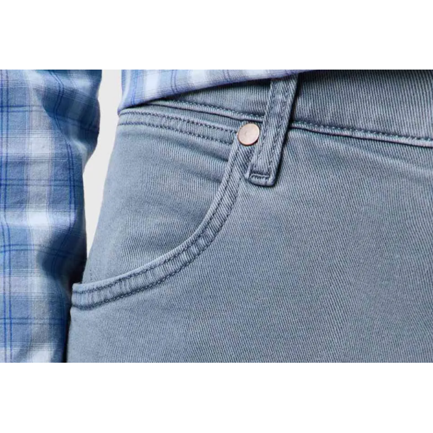 WRANGLER GREENSBORO JEANS STRETCH (SOMMER UDGAVE) DUSTY BLUE (KUN 33/32)