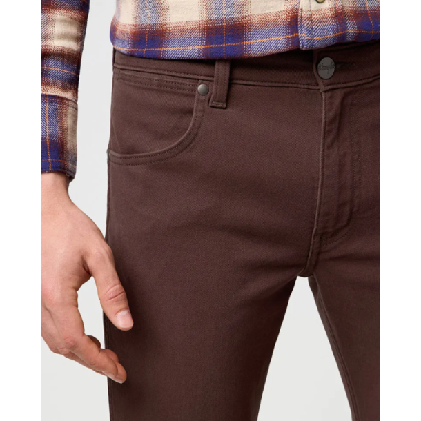 WRANGLER GREENSBORO JEANS STRETCH (VINTERBOMULD) MAHOGANY