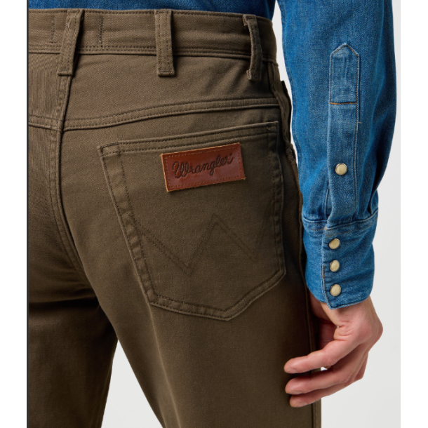 WRANGLER TEXAS JEANS STRETCH (VINTERBOMULD) TARMAC BRUN