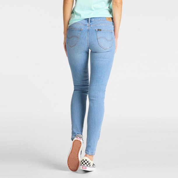 LEE SCARLETT  LYSEBL (KUN 33/33)