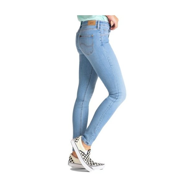 LEE SCARLETT  LYSEBL (KUN 33/33)